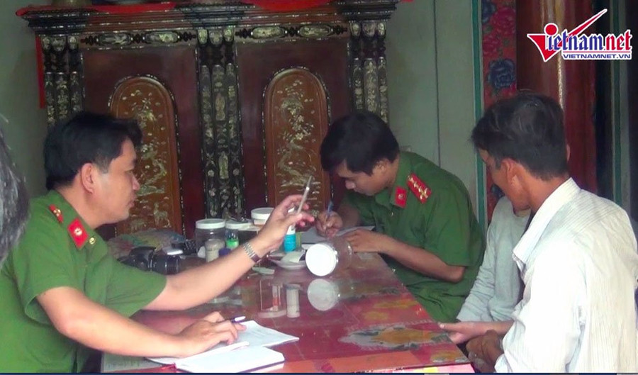 Công an lấy lời khai của Ánh - cô gái thoát chết trong vụ thảm án Công an lấy lời khai của Ánh - cô gái thoát chết trong vụ thảm án