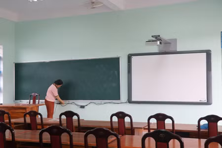 Rà soát các điều kiện trước thềm năm học mới. Ảnh: N.M Rà soát các điều kiện trước thềm năm học mới. Ảnh: N.M