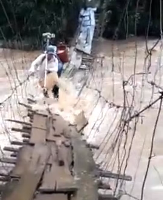 Nhiều người thót tim khi nhìn thấy sự mạo hiểm này