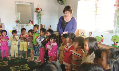 Các bé mẫu giáo ở huyện biên giới Đắk Glei đón khách quốc tế đến tham quan trường Các bé mẫu giáo ở huyện biên giới Đắk Glei đón khách quốc tế đến tham quan trường