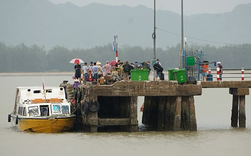 Hình ảnh sơ tán dân tại đảo Bạch Long Vĩ. Ảnh: Thanh Niên. Hình ảnh sơ tán dân tại đảo Bạch Long Vĩ. Ảnh: Thanh Niên.