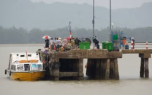 Hình ảnh sơ tán dân tại đảo Bạch Long Vĩ. Ảnh: Thanh Niên.