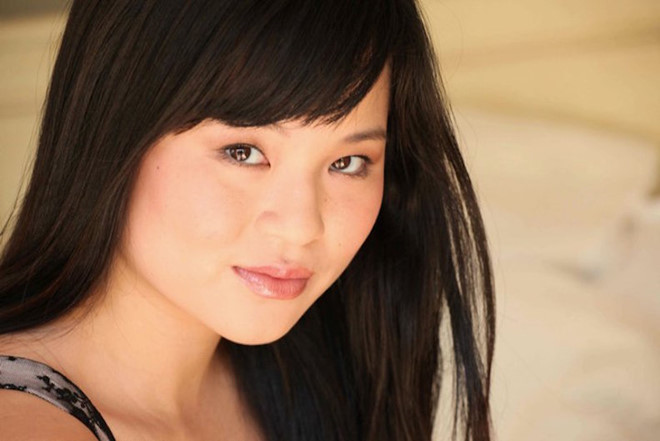  Kelly Marie Tran phản ứng lại việc bị bắt nạt trên mạng bằng bài báo gây bất ngờ cho Hollywood. Ảnh: CNN.