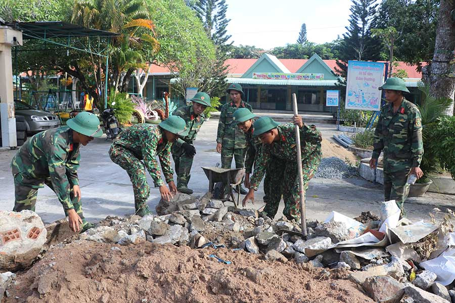 Cán bộ, chiến sĩ Lữ đoàn Pháo binh 368 giúp Trường Mầm non Họa Mi cải tạo cảnh quan sân trường. Ảnh: M.N  Cán bộ, chiến sĩ Lữ đoàn Pháo binh 368 giúp Trường Mầm non Họa Mi cải tạo cảnh quan sân trường. Ảnh: M.N