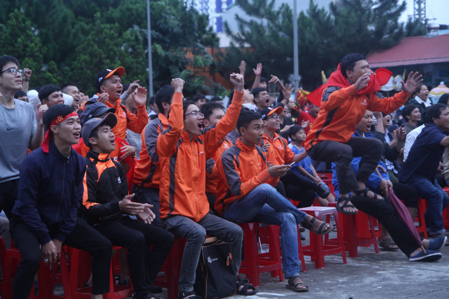  Bàn thắng của Minh Vương đã làm nổ tung bầu không khí tại Nhà văn hóa thiếu nhi. 