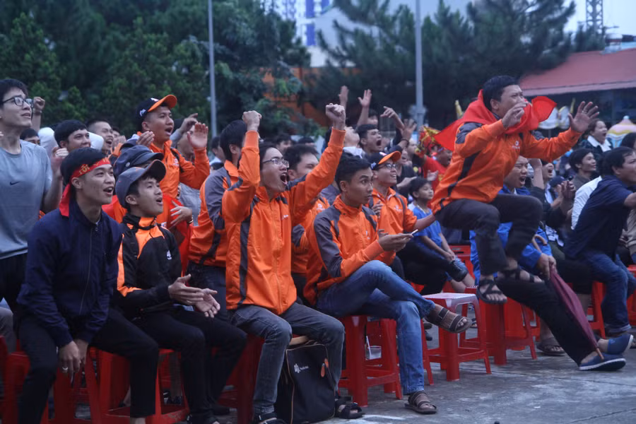  Bàn thắng của Minh Vương đã làm nổ tung bầu không khí tại Nhà văn hóa thiếu nhi. 