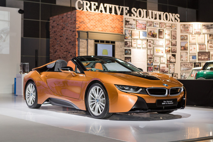  Xe thể thao mui trần i8 Roadster lần đầu tiên được hãng xe Đức trưng bày tại Singapore trong triển lãm riêng BMW World (23-26/8). Trước đó, một vị khách tại quốc gia này đã được giao chiếc i8 Roadster First Edition tại một sự kiện ở Munich, Đức.