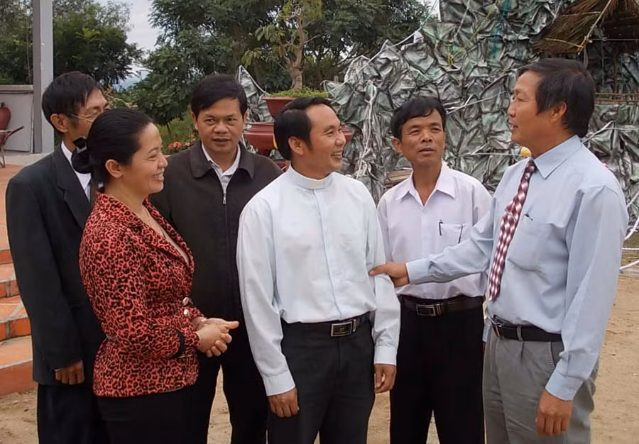 Lãnh đạo Ủy ban MTTQ Việt Nam tỉnh nói chuyện trao đổi với đồng bào Công giáo. Ảnh Thanh Nhật