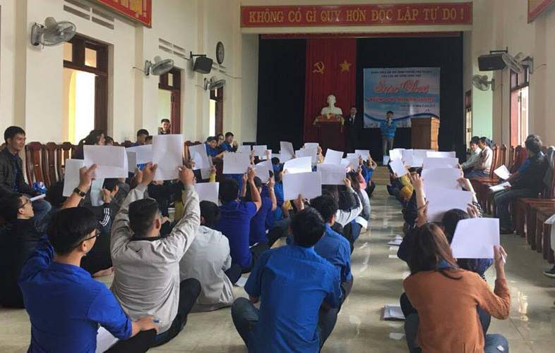 Đoàn viên thanh niên trả lời câu hỏi tại phần thi Rung chuông vàng. Ảnh: Phan Lài Đoàn viên thanh niên trả lời câu hỏi tại phần thi Rung chuông vàng. Ảnh: Phan Lài
