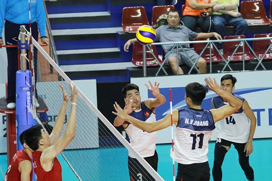 Chuyền 2 Giang Văn Đức phối cùng phụ công Vũ Hoàng. 