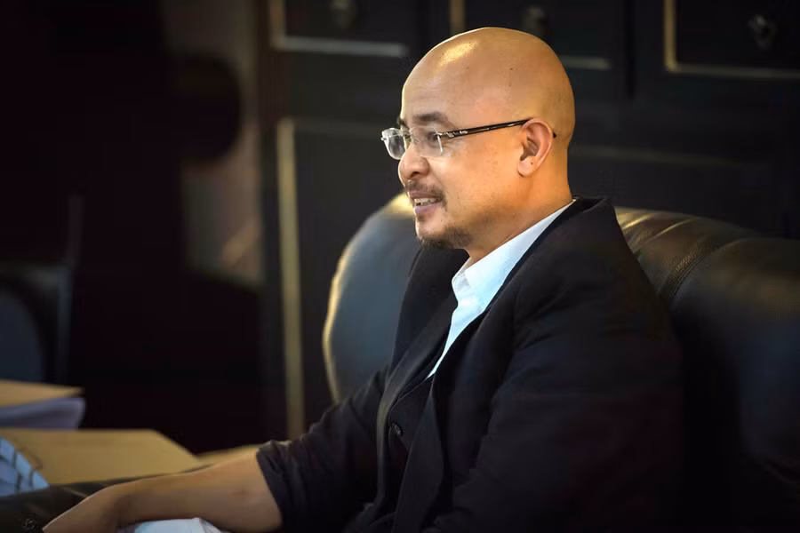 Suốt những năm ông Vũ vắng bóng cũng là thời điểm vợ chồng ông đối diện với hàng loạt lùm xùm, tranh chấp.