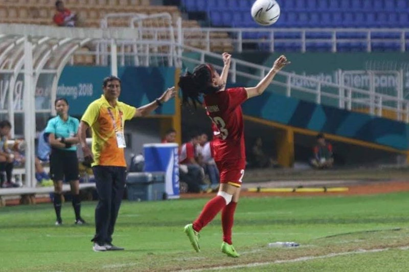 LV Mai Đức Chung chỉ đạo ngoài sân. ẢNH: QUỐC VIỆT.