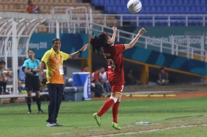 LV Mai Đức Chung chỉ đạo ngoài sân. ẢNH: QUỐC VIỆT.