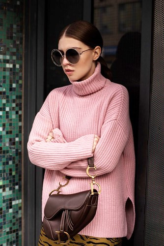 Trên đường phố, một tín đồ ghi điểm với cách kết hợp tinh tế màu nâu - hồng giữa túi và áo len. 