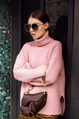 Trên đường phố, một tín đồ ghi điểm với cách kết hợp tinh tế màu nâu - hồng giữa túi và áo len. 