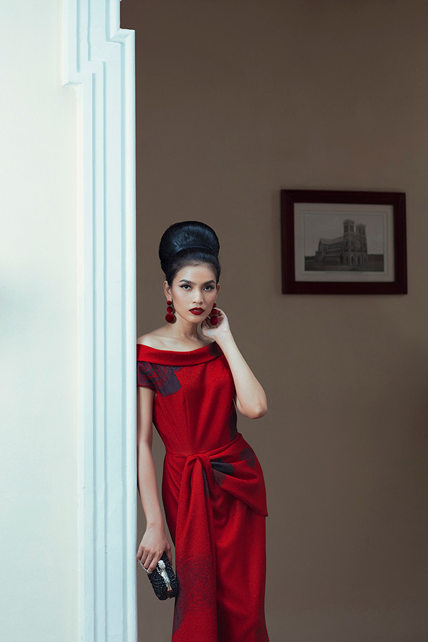 Hoa tai, clutch, mắt kính sang trọng được phối hợp thể hiện tinh thần đồng điệu cùng từng mẫu váy. Hoa tai, clutch, mắt kính sang trọng được phối hợp thể hiện tinh thần đồng điệu cùng từng mẫu váy.