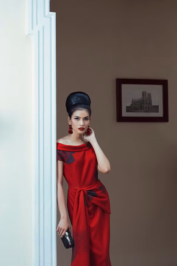 Hoa tai, clutch, mắt kính sang trọng được phối hợp thể hiện tinh thần đồng điệu cùng từng mẫu váy.