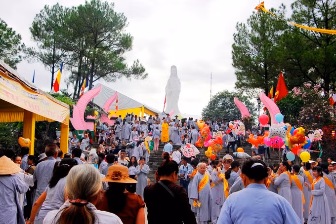  Sáng 31/7 (19/6 Âm lịch), hàng nghìn tăng ni, phật tử đã đổ về núi Tứ Tượng (xã Thủy Bằng, thị xã Hương Thủy, Thừa Thiên Huế) tham gia lễ hội Quán Thế Âm.