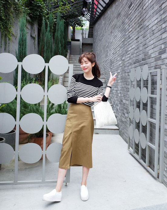 Chính sự đơn giản và tạo nên cảm giác thoải mái đã giúp chân váy midi được lòng phái đẹp. Hơn nữa, đây còn là trang phục giúp bạn gái có bắp đùi to che khuyết điểm hiệu quả.  Chính sự đơn giản và tạo nên cảm giác thoải mái đã giúp chân váy midi được lòng phái đẹp. Hơn nữa, đây còn là trang phục giúp bạn gái có bắp đùi to che khuyết điểm hiệu quả.