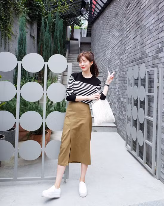  Chính sự đơn giản và tạo nên cảm giác thoải mái đã giúp chân váy midi được lòng phái đẹp. Hơn nữa, đây còn là trang phục giúp bạn gái có bắp đùi to che khuyết điểm hiệu quả.