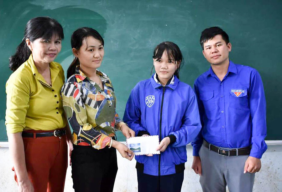 Huyện Đoàn Ia Grai trao tiền ủng hộ của các Mạnh Thường Quân cho em Nguyễn Thị Ngọc Lý (thứ 2 từ phải sang) bị ung thư máu. Ảnh: Trần Dung