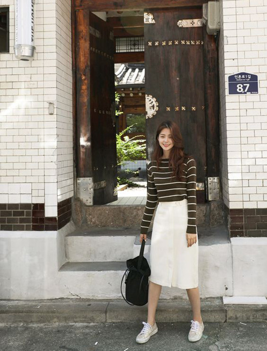 Sử dụng giầy thể thao để mix cùng các kiểu chân váy hợp mốt vẫn là phong cách được các bạn gái châu Á yêu thích. Sử dụng giầy thể thao để mix cùng các kiểu chân váy hợp mốt vẫn là phong cách được các bạn gái châu Á yêu thích.