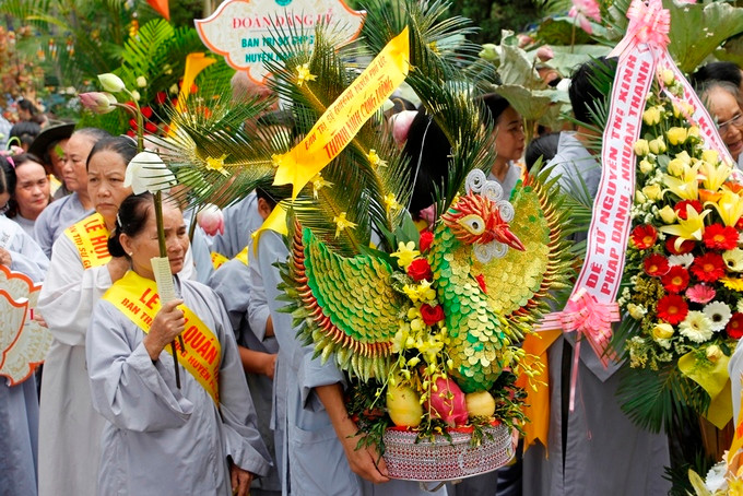 Một mâm lễ của phật tử được kết cầu kỳ với hình ảnh chim phượng.