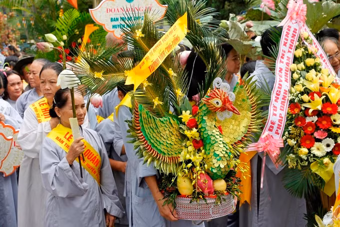 Một mâm lễ của phật tử được kết cầu kỳ với hình ảnh chim phượng.