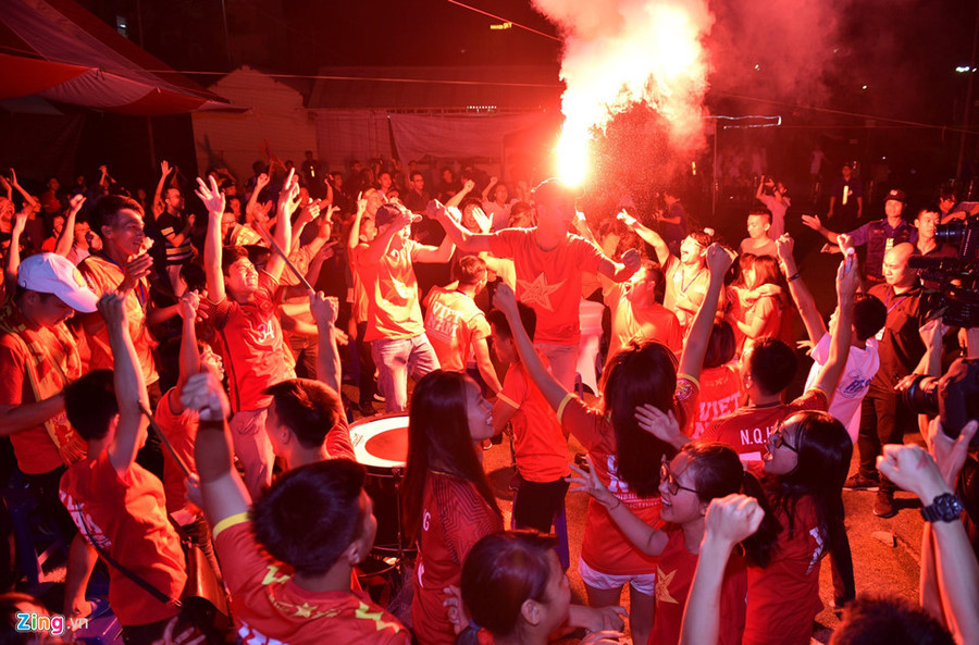  Người hâm mộ đổ ra đường ăn mừng chiến thắng của Olympic Việt Nam. Ảnh: Hoàng Hà.