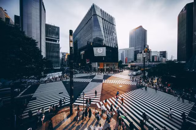 “Vào 3h36 tại Ginza, Tokyo, nhiệt độ lúc này là 26,8 độ C. Tôi nâng máy ảnh để chụp hình ảnh mặt trời chiếu sáng qua những tòa nhà bằng kính và người dân đang đi bộ quanh đó” - Hao Wu.