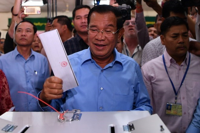 Thủ tướng Samdech Techo Hun Sen (giữa), Chủ tịch đảng Nhân dân Campuchia (CPP) cầm quyền bỏ phiếu tại điểm bầu cử ở Phnom Penh hôm 29/7. (Nguồn: AFP/TTXVN) Thủ tướng Samdech Techo Hun Sen (giữa), Chủ tịch đảng Nhân dân Campuchia (CPP) cầm quyền bỏ phiếu tại điểm bầu cử ở Phnom Penh hôm 29/7. (Nguồn: AFP/TTXVN)