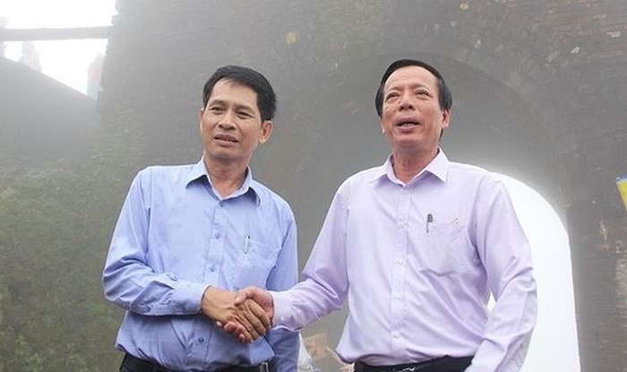 Cái bắt tay lịch sử của lãnh đạo ngành văn hóa tỉnh Thừa Thiên - Huế và thành phố Đà Nẵng trên đỉnh Hải Vân. Ảnh: HVM