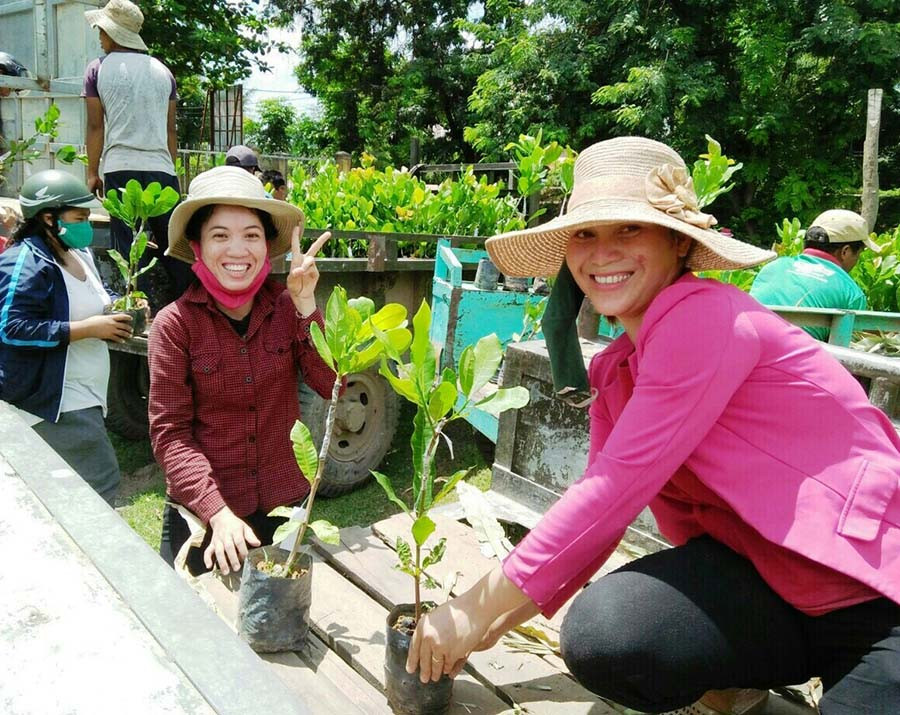 Hỗ trợ nông dân xã Chư Mố cây điều giống để trồng 83 ha trên đất khô cằn. Ảnh: Phương Loan  Hỗ trợ nông dân xã Chư Mố cây điều giống để trồng 83 ha trên đất khô cằn. Ảnh: Phương Loan