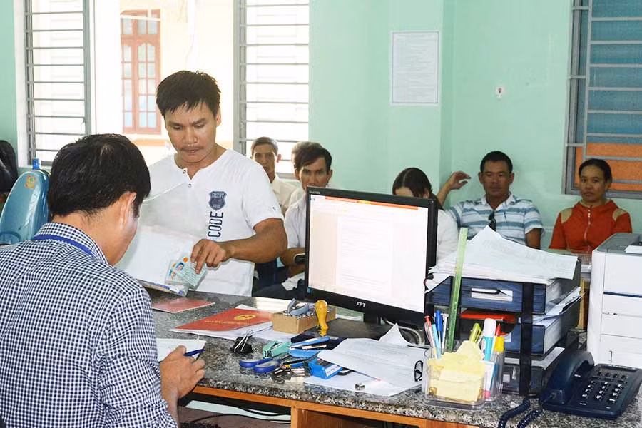 Người dân đến làm thủ tục hồ sơ tại bộ phận một cửa huyện Đak Pơ. Ảnh: Minh Triều