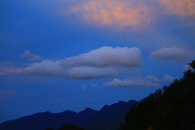 Mây trời bồng bềnh trên trời cao