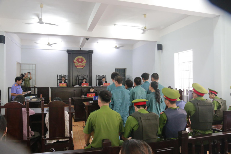Các bị cáo tại phiên tòa trong vụ gây rối ở Bình Thuận. (ảnh nguồn Vietnamnet)