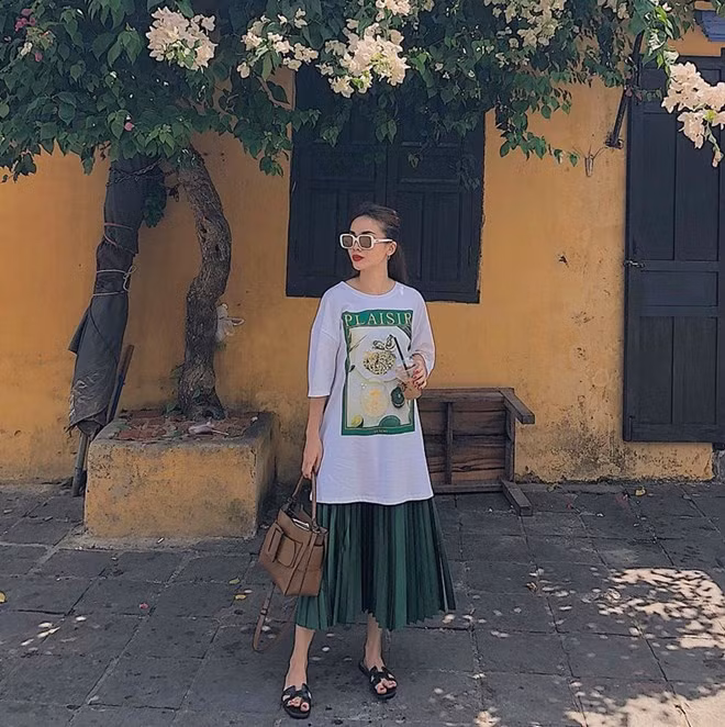  Trưng dụng áo phông rộng và chân váy xếp ly ''cộp mác'' Zara, Yến Trang vẫn tỏa sắc kiêu kỳ, thời thượng như khoác lên mình cả cây hàng hiệu.