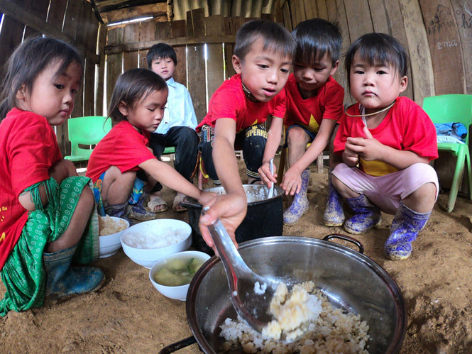 Học sinh mầm non Pờ Chừ Lủng ăn cơm do giáo viên san sẻ, cùng với mèn mén mang đi từ nhà ẢNH: M.T.H