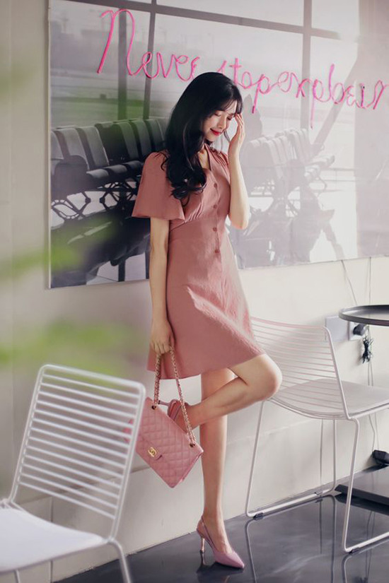 Đầm sơ mi kiểu cài nút được thêm điểm nhấn tay bồng nhằm tôn nét điệu đà cho người mặc.