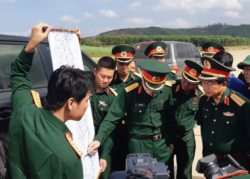 Ông Đỗ Bá Tỵ, Phó Chủ tịch Quốc hội (đầu tiên bên phải), giám sát đường Trường Sơn Đông chạy qua tỉnh Đắk Lắk Ảnh: Cao Nguyên Ông Đỗ Bá Tỵ, Phó Chủ tịch Quốc hội (đầu tiên bên phải), giám sát đường Trường Sơn Đông chạy qua tỉnh Đắk Lắk Ảnh: Cao Nguyên