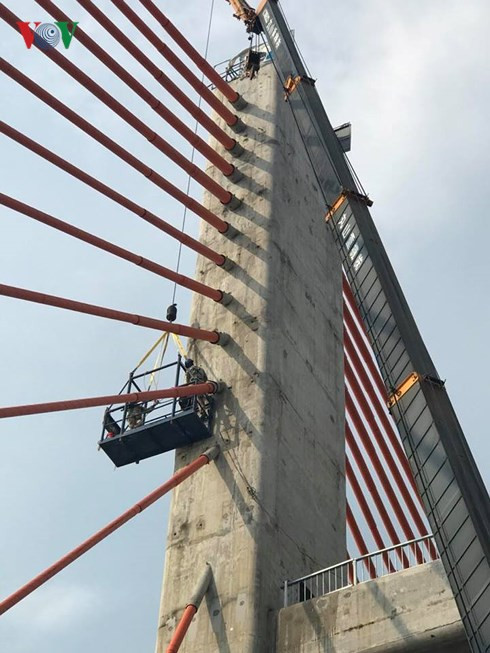  Cầu Bạch Đằng có ba trụ tháp, trụ tháp giữa cao 99,74m, trụ tháp hai bên cao 94,5m với bốn nhịp cầu dây văng.