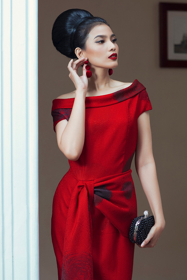 'Mỗi một cá thể, con người chúng ta đều là những sắc màu riêng cũng như những chấm bi màu sắc trong các thiết kế, tất cả hoà vào nhau làm cho cuộc sống tươi đẹp hơn', hai nhà thiết kế chia sẻ. 'Mỗi một cá thể, con người chúng ta đều là những sắc màu riêng cũng như những chấm bi màu sắc trong các thiết kế, tất cả hoà vào nhau làm cho cuộc sống tươi đẹp hơn', hai nhà thiết kế chia sẻ.