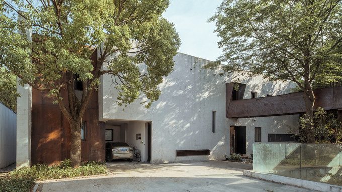 Gara ôtô nằm giữa hai nhà kho ở tầng trệt. Gara ôtô nằm giữa hai nhà kho ở tầng trệt.