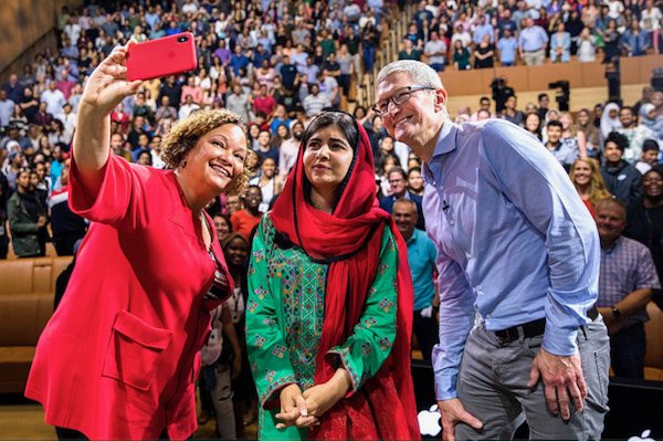 Tim Cook đóng góp rất lớn vào thành công của Apple suốt những năm qua. Tim Cook đóng góp rất lớn vào thành công của Apple suốt những năm qua.