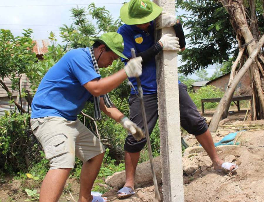  Sinh viên tình nguyện tham gia làm đường điện tại xã Ia Piar (huyện Phú Thiện). Ảnh: Ksor H'Uyên