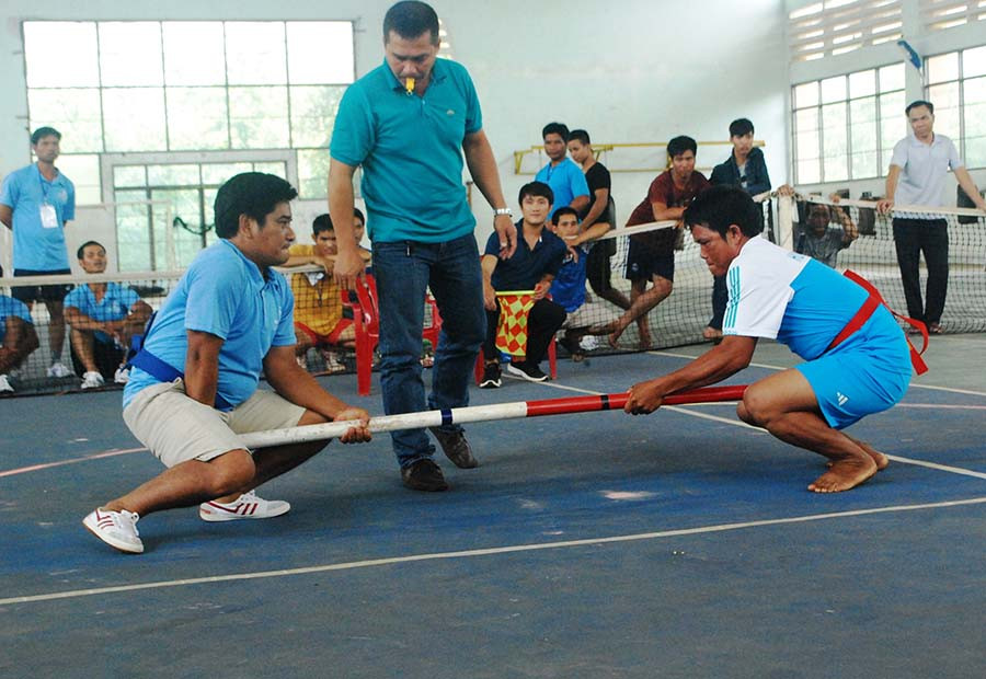 Các VĐV thi đấu môn đẩy gậy. Ảnh: Nguyễn Tú