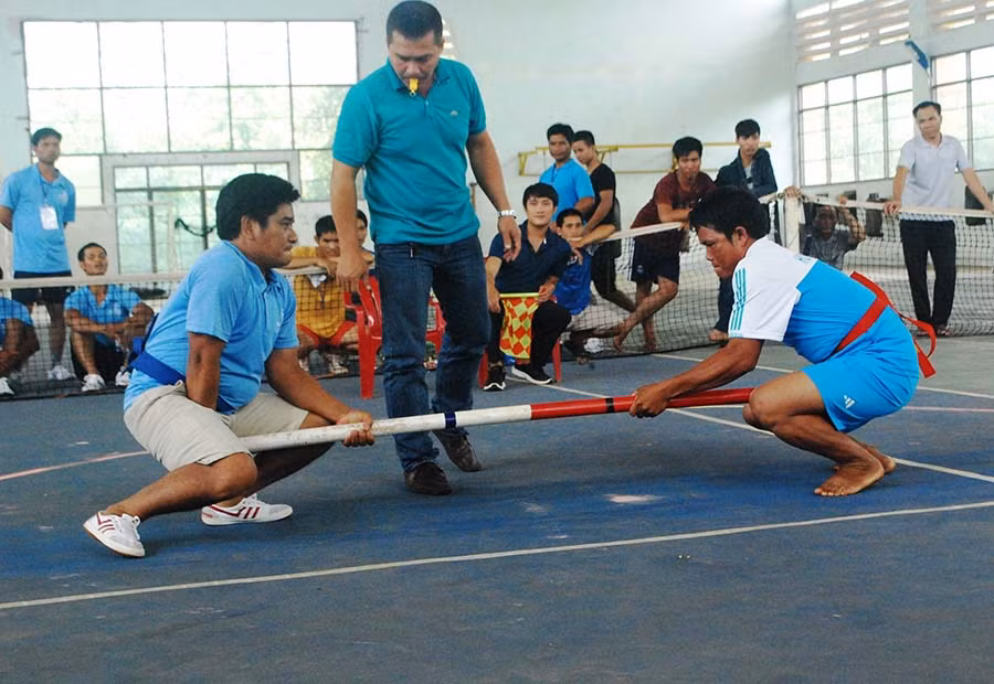 Các VĐV thi đấu môn đẩy gậy. Ảnh: Nguyễn Tú