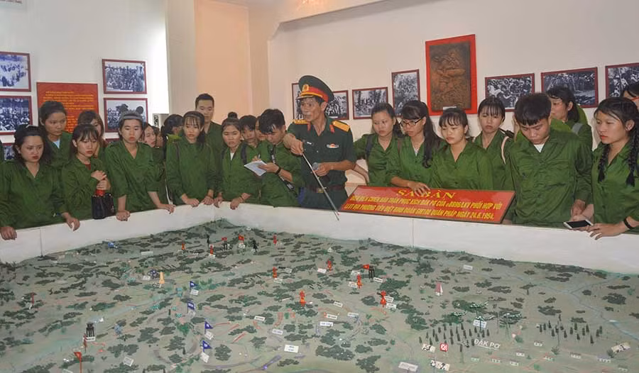  Sinh viên tham quan Nhà truyền thống lực lượng vũ trang và nhân dân tỉnh. Ảnh: P.D