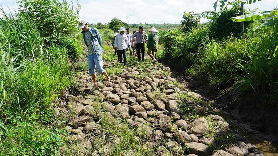 Đường vào khu sản xuất mà người dân thôn 2, xã Đak Pơ Pho tự bỏ kinh phí sửa chữa hiện nay đã xuống cấp nghiêm trọng. Ảnh: Chí Hào  Đường vào khu sản xuất mà người dân thôn 2, xã Đak Pơ Pho tự bỏ kinh phí sửa chữa hiện nay đã xuống cấp nghiêm trọng. Ảnh: Chí Hào