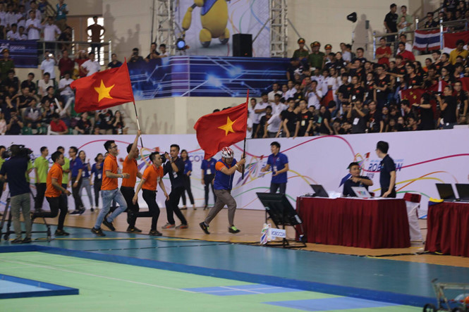 Đội tuyển robot Việt Nam mừng chiến thắng ĐĂNG NGUYÊN